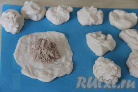 Разделить начинку и тесто на 10-11 частей - именно столько жареных пирожков мы и будем готовить. Руки смазать растительным маслом. Руками растянуть каждую часть теста в круг, выложить в центр круга часть печёночно-картофельной начинки.