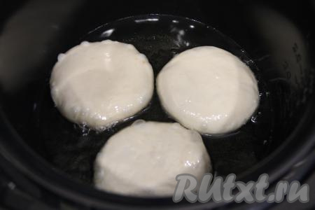 Таким образом сформировать все пирожки. Влить достаточно большое количество растительного масла в глубокую сковороду. Как только масло хорошо разогреется, уменьшить огонь до среднего. Выложить пирожки в масло швом вниз. Масло должно доходить до середины пирожков.