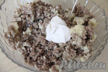 В миске соединить печень, картошку и лук, добавить сметану, посолить по вкусу.