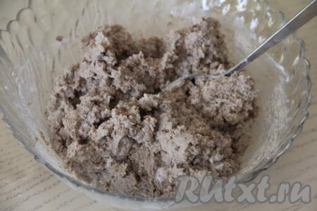 Перемешать печёночно-картофельную массу и начинка для пирожков готова.