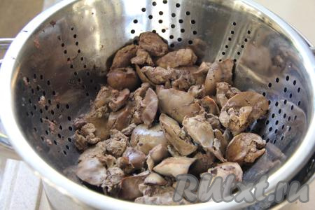 Затем откинуть отваренную печёнку на дуршлаг.