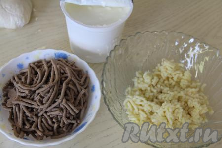 Пропустить через мясорубку варёную картошку, печень и жареный лук.