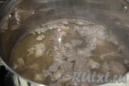 Куриную печень промыть водой, переложить в кастрюлю, залить полностью водой, поставить на огонь. После закипания воды варить печёнку на небольшом огне до готовности (минут 10).