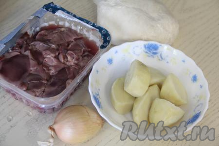Картошку для начинки нужно очистить, можно нарезать на части, выложить в кастрюлю, залить полностью водой и поставить на огонь. После того как вода закипит, подсолить её и отварить картофель до готовности (в течение 20-25 минут, готовые картошины будут легко прокалываться ножом), воду слить, дать немного остыть. Лук почистить.