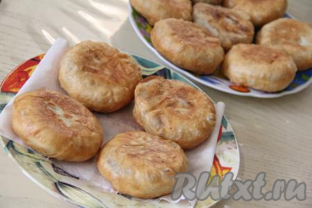 Готовые пирожки из сковороды перекладывать на тарелку, застеленную бумажным полотенцем, чтобы убрать с выпечки лишнее масло. Постепенно пожарить все пирожки.