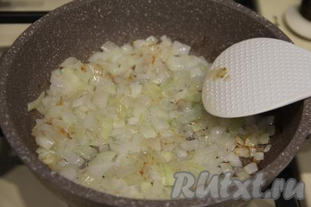 Пока отваривается печень, лук мелко нарезать и обжарить в сковороде на растительном масле на среднем огне до прозрачности (ориентировочно в течение 5 минут), иногда помешивая.