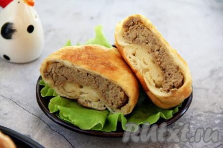 А вот как пирожок выглядит в разрезе. Благодаря сочетанию большого количества печёночно-картофельной начинки и мягкого теста выпечка получается очень вкусной.