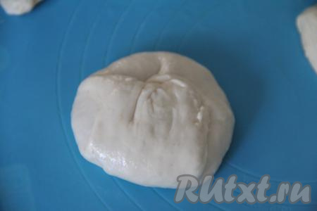 Собрать края кружка теста над начинкой в мешочек и скрепить.