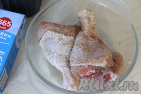 Втереть в куриные ножки соль и специи.