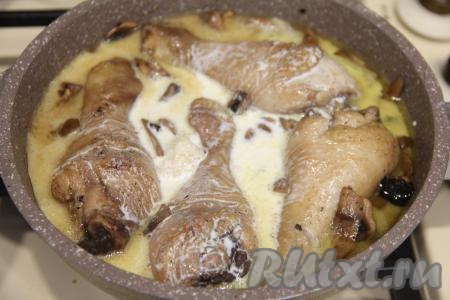 Влить сливки в сковороду, перемешать.