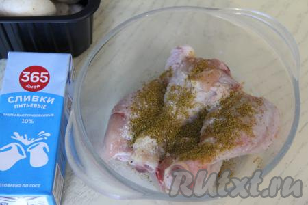 Куриные ножки посолить по вкусу, приправить специями (в качестве специй я добавила 0,5 чайной ложки карри).&nbsp;