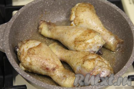 В сковороду влить растительное масло, разогреть, затем выложить куриные ножки в один слой.