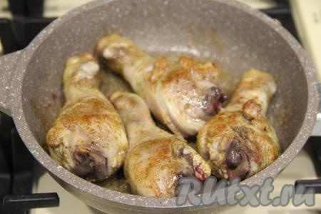 Обжарить куриные ножки на среднем огне с двух сторон до золотистой корочки (ориентировочно минут по 10 с каждой стороны).