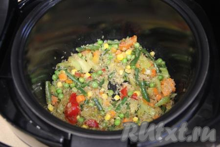 Перемешать рис с овощами.&nbsp;