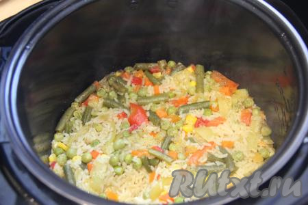 Готовить рис с мексиканской смесью под закрытой крышкой мультиварки. Во время приготовления перемешивать блюдо не нужно.