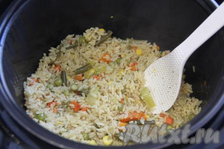 После звукового сигнала проверить блюдо на готовность. Вода должна вся впитаться, а рис - стать хорошо пропаренным.