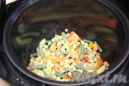 В чашу мультиварки влить растительное масло, выставить режим "Жарка". Выложить замороженную мексиканскую смесь в чашу мультиварки.