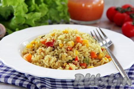 Рассыпчатый рис вместе с яркой мексиканской смесью разложить из чаши мультиварки по тарелкам и подать вкусное, аппетитное блюдо к столу в горячем виде.