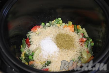 Затем всыпать рис, соль и специи. В качестве специй я использовала хмели-сунели.