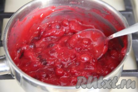 Довести начинку из клюквы, помешивая, до кипения. При закипании начинка сразу загустеет, снять с огня.