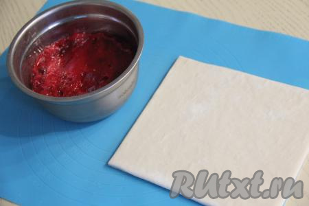 Дать начинке из клюквы полностью остыть. Пласт слоёного теста разморозить при комнатной температуре. Для этого пирога можно взять и бездрожжевое слоёное тесто (именно его я в этот раз и использовала), и дрожжевое слоёное тесто.
