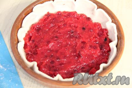 Выложить остывшую клюквенную начинку на тесто.