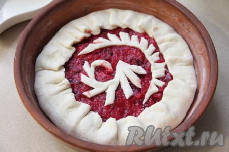 Загнуть края теста на начинку и защипать. Из оставшегося теста можно сделать узоры и выложить на пирог.