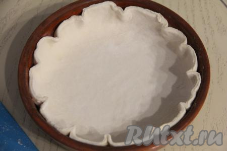 ​​​​​​​Выложить тесто в форму для выпечки диаметром 20 сантиметров, предварительно смазанную растительным маслом, или на противень, застеленный пергаментом.