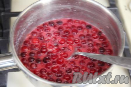 Перемешать ягоды с сахаром и крахмалом, поставить на небольшой огонь.