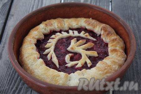 Выпекать пирог с клюквой минут 25 (до золотистого цвета слоёного теста).