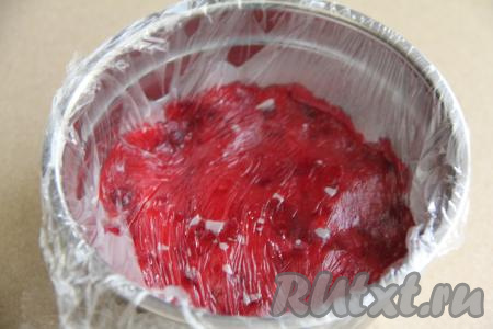Переложить начинку в миску, накрыть пищевой плёнкой так, чтобы плёнка лежала на ягодах. Благодаря тому, что плёнка лежит на клюкве, на поверхности начинки не будет образовывать корка. 