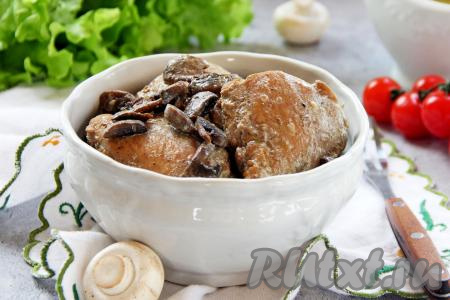 Нежные, сочные куриные бёдра, тушёные с грибами в сметанном соусе, разложить со сковороды по тарелкам и с гарниром в горячем виде подать к столу.