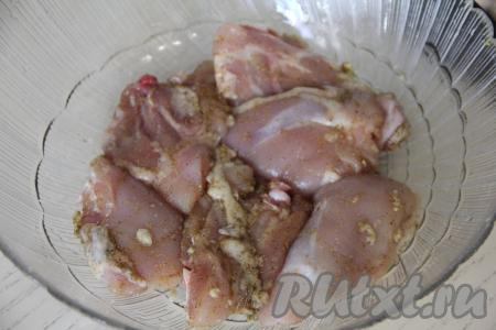 В куриные бёдра втереть со всех сторон соль, специи и чеснок.