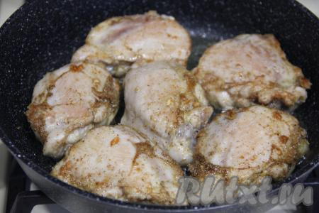 На среднем огне обжарить бёдрышки до золотистого цвета с двух сторон (примерно по 10 минут с каждой стороны).
