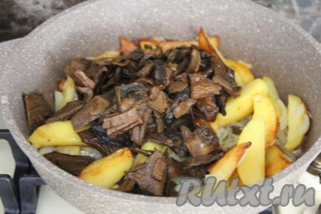  После того как картошка с луком и чесноком обжарится в течение 5-7 минут, добавить в сковороду отваренные сушёные грибы.