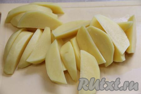 Картошку, лук и чеснок почистить. Нарезать картошку на крупные дольки. Старайтесь чтобы картошка была сухой, без воды, тогда при жарке масло не будет сильно разбрызгиваться.