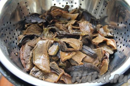 Отваренные грибы откинуть на дуршлаг, дать лишней жидкости стечь.