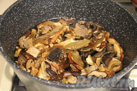 Заранее сушёные грибы (у меня - белые) хорошо промыть водой. Затем переложить промытые сушёные грибы в миску, залить полностью холодной водой и оставить на 1-4 часа. Далее слить воду, переложить грибы в кастрюлю, залить полностью свежей водой, поставить на огонь. После закипания воды варить грибы на небольшом огне 20 минут.&nbsp;