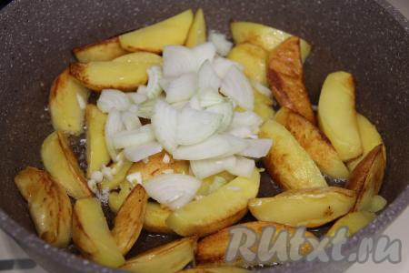 Жарить картошку до золотистой корочки и полуготовности, иногда переворачивая. Затем добавить в сковороду лук, нарезанный на полукольца (или четверть кольца), и мелко нарезанный чеснок, перемешать.&nbsp;Обжарить картошку с луком в течение 5-7 минут, изредка перемешивая.