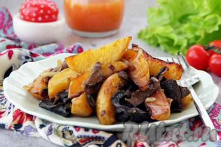 Вкуснейшую жареную картошку, приготовленную с сушёными грибами, разложить со сковороды по тарелкам и подать ароматное, вкусное, сытное постное блюдо к столу.