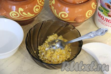 В миске соединить промытые рис и пшено, перемешать.