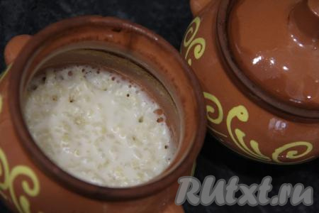 Переставить горшочки в разогретую до 180 градусов и готовить кашу "Дружба" 45 минут. Пшено и рис за это время хорошо распарятся.