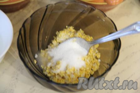 К смеси пшена и риса добавить соль и сахар, перемешать.
