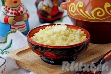 Достать горшочки из духовки, разложить кашу "Дружба" по тарелкам и в горячем виде подать к столу, дополнив, по желанию, сливочным маслом.