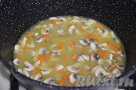 Влить 400 миллилитров горячей воды, перемешать.