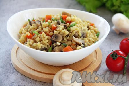 Рассыпчатый булгур с сочными грибами и аппетитными овощами разложить по тарелкам и в горячем виде подать к столу, посыпав, по желанию, нарезанной зеленью.