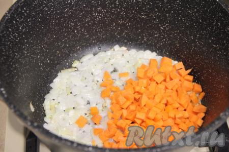 К обжаренному луку добавить морковь, нарезанную на мелкие кубики (или натёртую на крупной тёрке), перемешать и обжаривать минут 7, периодически перемешивая овощи.