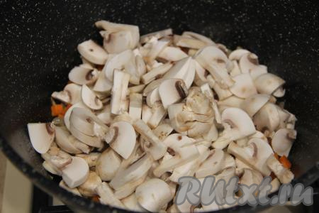 Шампиньоны нарезать на пластинки, выложить к обжаренным овощам. Обжаривать грибы с овощами 10 минут, не забывая время от времени перемешивать.&nbsp;