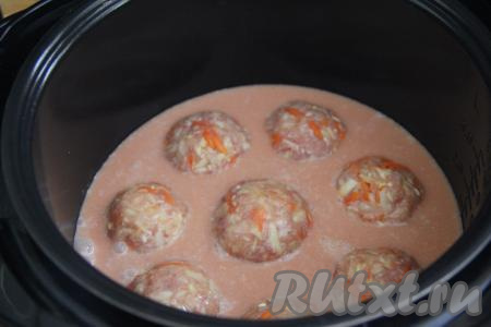 Влить томатно-сметанный соус в чашу мультиварки с ленивыми голубцами, выставить режим "Тушение" на 1 час. Крышку мультиварки закрыть.