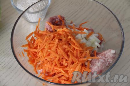 В эту же миску выложить натёртую на крупной тёрке морковь.